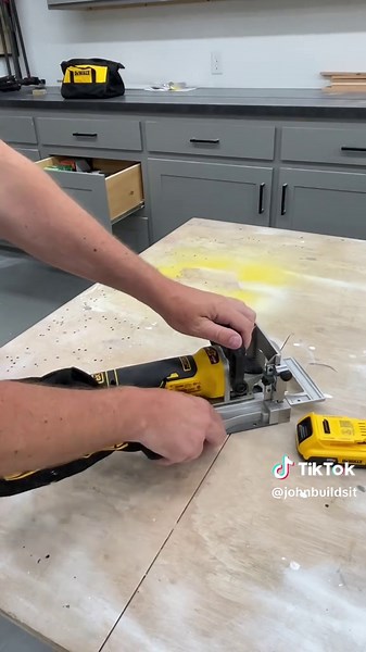 A biscuit joiner is no longer one of the last corded tools I was still regularly using. Using the @DEWALT to create some grooves to install table top fasteners. Powerful brushless motor and lightweight at only 5.5lbs. It is compatible with the DeWalt airlock system or standard 35mm dust extractors, but I wanted to test the collection just using the bag, and as you can see it does really great too #DewaltTools #DeWaltPartner #Carpentry #toolsofthetrade