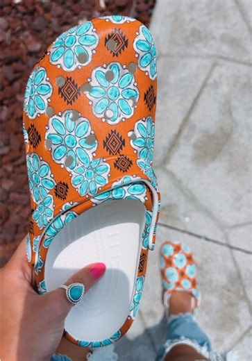 Clog season is officially here ☀️🤠 Our western clogs are our all time best sellers! Which design is your favorite? 🤩