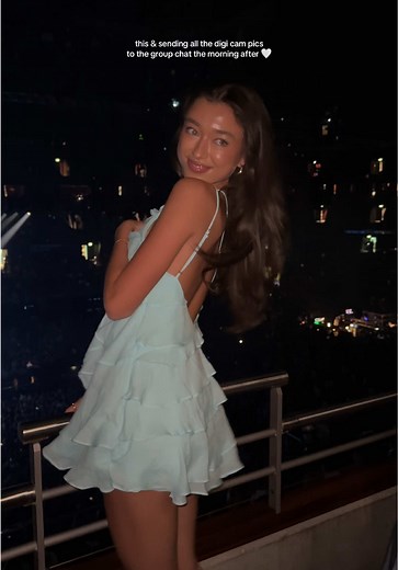 nothing better than getting sent the digi cam pics 🩷 #selfieleslie