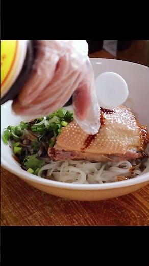 Burmese Sichat Noodles with Tender Chicken 🍗🔥 in Local Street Food! 🍜✨ #shorts
