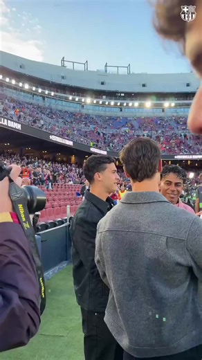 Even while injured… he’s there 😳💙❤️ Lamine Yamal arrived at Camp Nou to support Barça in El Clásico against Real Madrid. #lamineyamal #FCBarcelona #elclásico