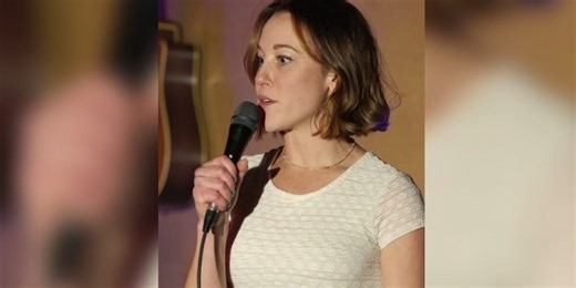 Former nurse turned comedian hosts comedy show in Gainesville