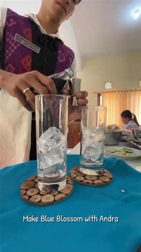 NiMade on Instagram: "Perpaduan butterfly pea (teh bunga telang), basil seeds (biji selasih), nata de coco, ice cube, dan soda water menciptakan Blue Blossom yang segar dan menyegarkan sebagai welcome drink ✨🥤 Day 3 UK Waiter Server, congrats anak2🤗 #ukserver #smk #sakti #smkn3tabanan"