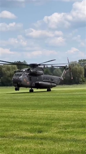 Helispotter MV on Instagram: "The mighty CH-53GS equipped with EAPS (Engine Air Particle Separators) and MM machine gun 🚁 Follow: @military_shot 🤙 #aviation #helicopter #bundeswehr #pilot #army"