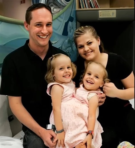 The conjoined twins were separated after a complex surgery. See what they look like 19 years later. The twins were born with a shared body and shared some organs. At the age of 4, with their parents’ consent, they underwent a complex separation surgery, although the doctors gave no guarantees of a successful outcome. The surgery lasted about 26 hours.😓😓 This was the first case in which doctors separated twins with shared organs. The surgery was successful, and the girls began to recover. Unfor