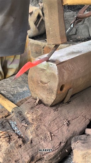 Just look at the speed of the hands of these manual blacksmiths in making agricultural tools, a skill that can only be done by professional blacksmiths. #blacksmith #blacksmithtraditional #blacksmithing #forgeart #CulturalHeritage #metalart #metalwork #iron #crafting #cuttingskills #usa #handmade #seniapi #artisan | Abdullah