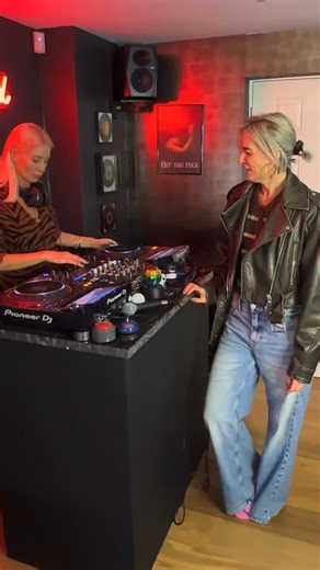 Amy-Jo Simpson on Instagram: "I’m not sure DVO appreciated the vocals? Personally, I thought I was sensational 🤷🏼‍♀️ #friends #mums #fyp"