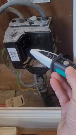 ⚡ EICR Pre-Check Discovery by North Elec ⚡ Today we carried out a Pre-Check (EICR) ahead of a consumer unit upgrade and came across something worth sharing. Among the standard findings, we spotted that the Distribution Network’s main cut-out was starting to deteriorate creating a surface voltage. Left as it was, it could have deteriorated even more, creating an extremely dangerous situation, which is obviously not something you want in your home This kind of issue is popping up more often as old