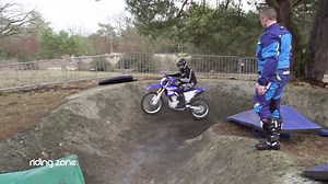 🔵⚪️🔴 Vous voulez devenir motard de la Gendarmerie ?!! Fans de Motos, curieux ...? Petite vidéo où des Freestylers affrontent les gendarmes ! Si Vous souhaitez devenir motard ?! Rien de plus simple, il suffit d'être sous-officier de Gendarmerie en passant un concours. ©️Riding Zone | Centre d'information et de recrutement de la Gendarmerie de Paris