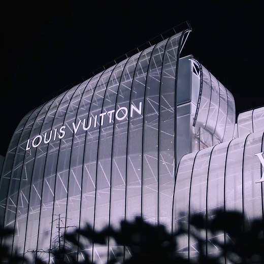 Louis Vuitton’s newest Maison opens its doors on February 1st in the Midosuji district of Osaka, Japan. Featuring a Jun Aoki designed facade and Peter Marino interiors, the imaginative structure houses the very first Le Café V as well as celebrated chef Yosuke Suga’s Sugalabo V restaurant. Rola, Suzu Hirose, Takanori Iwata, Ebizo Ichikawa and Dan Carter were among the guests who attended the flagship’s opening, which featured a special live performance by the J-Pop group JO1 and DJ Sarasa. Learn
