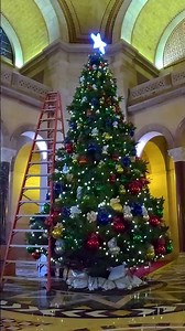 L.A. City Hall is in full holiday mode 🎄✨