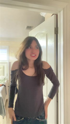 fit lowk reminded me of michelle trachtenberg from that one eurotrip scene