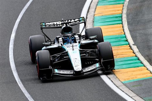 George Russell signe à Melbourne la première pole de la saison 2026, devant Kimi Antonelli et Isack Hadjar, Max Verstappen seulement 20e après un crash