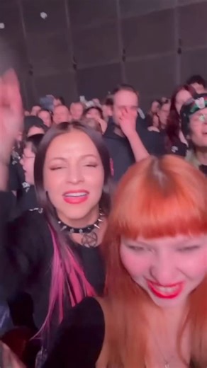 Nat Magellan on Instagram: "Um dia em que eu fiquei tão eufórica que a memória teria até falhado se eu não tivesse provas e registros. ❤️ A day when I was so euphoric my memory would’ve glitched without proof and records. Some days are so perfect that not even in my best dreams could I have imagined them. Thanks! @threedaysgraceofficial #threedaysgrace #amsterdam #rock #3dg"