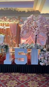 ✨ Blush pink, ivory, and rosegold perfection ✨ Ava’s Luxury Quinceañera Main Table Design was a true fairytale brought to life! Her custom letter table featured elegant cascade florals flowing beautifully across the front, framed by custom luxury drapery on the backdrop, and topped with three stunning floral toppers for the perfect romantic finish. 🌸 Soft, elegant, and full of luxury — this setup was made to impress! Book your WOW factor Main Table Design today. 📍Naperville, IL 📞 (630) 229-42