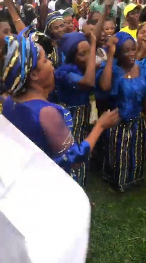 006 doing it in a grand style, characteristic of a native and local breed man. Man we get swag | Uchenna Esinna