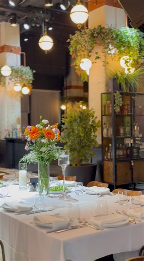 ‎סנטרל | אולם אירועים אורבני במרכז‎ on Instagram‎: "אז איך נראה עיצוב אורבני אמיתי? פשוט בואו אלינו לסנטרל וכבר תבינו לבד! מהתקרות הגבוהות שלנו שנותנות וויב של דאנס קלאב ניו יורקי ועד ציורי הקיר שלנו, אין חלק שלא יגרום לכם להתאהב. שנקבע פגישה? >> נותרו תאריכים אחרונים במאי-יוני #סנטרלאירועים #פתחתקווה #חתונהמושלמת #אירועבלתינשכח"‎