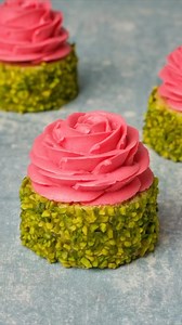 Impress your guests with unforgettable desserts by adding «The Mini Cakes Collection» to your pastry repertoire! 🍰✨ This e-book showcases 12 expertly crafted recipes, designed to help you master the art of mini cakes that will captivate both the eyes and the taste buds. 😍🔥 From indulgent Caramel Mini Cheesecakes to refined Raspberry and Pistachio Mini Cakes, each recipe is carefully curated to ignite your creativity and deliver exceptional flavors. 🌟 Here’s a sneak peek of what’s inside: 1. 