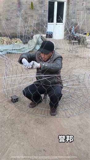 Mind-Blowing! This Grandpa Weaves Steel Mesh Like It’s Magic