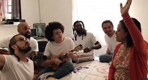 O CANTAR como catarse é um ato que purifica. Catarse é aquilo que produz depuração. Uma das coisas mais gostosas é termos pessoas que sejam capazes de iniciar um mês, um final de semana, uma época lembrando-se da possibilidade de CANTAR, de dançar. Temos no Brasil o Carnaval, um período extremamente marcante que nos anima. Quando o mês de fevereiro vai começando, já vamos nos animando, porque vem o tempo de recolhimento para alguns, de catarse para outros e de CANTAR para outros. A frase " QUEM 