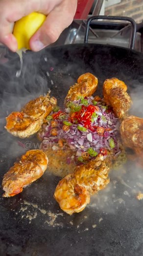 9.3M views · 139K reactions | CAMARÃO DA MALÁSIA 戀 Ingredientes Camarão da Malásia Azeite Sal Páprica Alho Gengibre Cebola Pimenta de cheiro Pimenta calabresa Limão siciliano Óleo de gergelim Shoyu Cebolinha . #receita #comida #waltersiepierski #camarão #camaraodamalasia #camarao #receitas #food | Walter Siepierski | Facebook