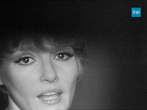 🎶TOP À LA REPRISE !🇬🇧➡️🇫🇷 Prenez le tube anglais : "A Well Respected Man" des Kinks. Traduisez approximativement les paroles en français et confiez-les à Petula Clark, chanteuse-star des yéyés. Voici la recette de la charmante chanson "Un jeune homme bien". | INA