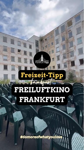 Frankfurt-Tipp City Guide on Instagram: "🌟🎬 “FILM AB” IM FREILUFTKINO FRANKFURT: Die Open Air Kino Saison startet heute Abend in Frankfurt! 🎬🌟 Endlich wieder FREILUFTKINO FRANKFURT! Von heute bis zum 25. August verwandelt sich der Innenhof des Alten Polizeipräsidiums in einen magischen Ort für Filmfans. In dem Lost Place werden in den Wochen aktuelle Kinohits, Arthouse-Filme und Klassiker unter freiem Himmel gezeigt. Für das leibliche Wohl sorgen Chez Vivi und Ciccione mit ihren leckeren Spe