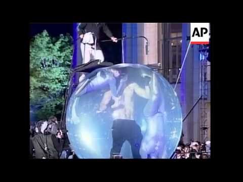 Stunt artist fails to break world record for holding breath underwater