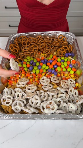 The best halloween snack mix for parties All of my favorite snacks are combined into one dish for the perfect party snack mix. | Sam and Allie