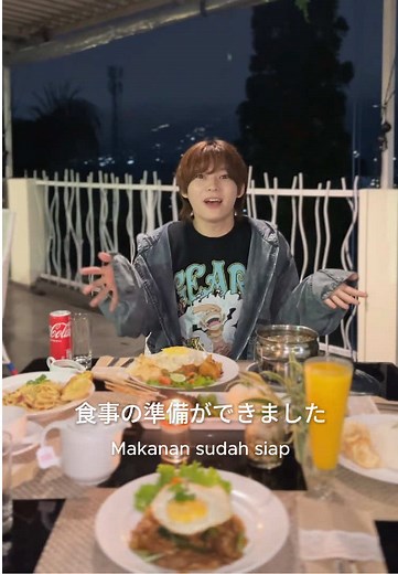 Yosuke @YOSUKE menikmati momen makan malam yang santai dan berkesan di Sky Garden Restaurant – Royal Safari Garden, ditemani pemandangan alam yang indah dan udara pegunungan yang sejuk. Menu favorit Yosuke? Nasi goreng yang jadi comfort food pilihannya malam itu. Tak hanya itu, Sky Garden Restaurant juga menyajikan beragam menu Indonesia seperti sate maranggi, hingga pilihan aneka pasta yang menggugah selera. Menurut Yosuke Kishi, semua menu di Sky Garden enak dan mantap, bahkan ia merekomendasi