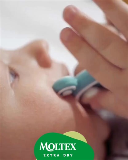Alarm: Dhëmbët e vegjël në lëvizje. 🦷👶 Përtypja e një aparati dhëmbësh ndihmon në zbutjen e mishrave të dhëmbëve dhe lehtësimin e presionit ndërsa dhëmbët e parë dalin. #moltex | Moltex Kosova