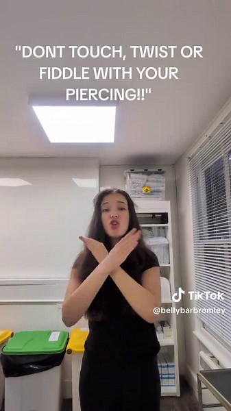 Please don't 🥲🙏🏼 #bellybarbromley #piercing #jewellery #earpiercing #fyp