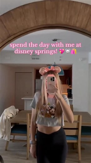 ALYSSA 💫 on Instagram: "the most perfect day in disney springs 💖🛍️🎄✨ what’s your favorite thing to do at disney springs? 🤩 - @disneysprings @disneyparks @disneyeats #disneycollegeprogram #disneyworld #disneycontentcreator #disneysprings #explorepage"