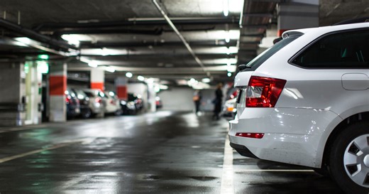 Que faire si quelqu'un est garé sur ma place de parking ?