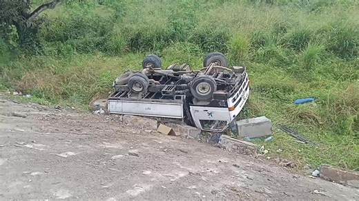 IFM NEWS| Truck cargao de hollow blocks alegaomente ya perde el preno ya cay na costao camino na Bypass Road, Lumbangan este lang medio dia. Conel maga victima ya conose como canda si Jaybee Aveguela, 23 anyos de Cabatangan (driver) y Spencer Tan, de Mampang. Ya lleva ya core na sercanos hospital conel maga victima despues sustene seryoso contucion na cuerpo. | 96.3 IFM Zamboanga