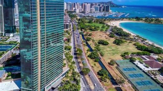 【夏威夷高端豪华公寓大厦Hokua的特色详解和比较分析】 夏威夷Hokua是檀香山Kakaako地区鼎鼎大名的超豪华公寓之一，自 2006年建成以来就被视为当地高端住宅的标杆。与同区域的Victoria Place和Waiea相比，Hokua在位置、景观、设施与品质方面各有特色与优势，是追求海景生活与便利城市节奏人士的理想选择。 首先从位置来看，Hokua坐落于 Ala Moana Boulevard 的黄金地段，紧邻Ward Village、Ala Moana Shopping Center与Ala Moana Beach Park，生活、餐饮、购物与海滩资源触手可及，城市生活便利与海边度假氛围兼备。 Victoria Place和Waiea 同样位于Ward Village社区核心，步行即可享受 Whole Foods、咖啡馆和文化娱乐设施，且靠近 Kewalo Harbor的滨水景观，但在到Ala Moana Beach Park 的直线便捷度上略微逊色于Hokua。 在景观视野方面，Hokua最大的亮点是其独特的“单面设计”——几乎所有单位都面向大海，能连续纵览Diamond 