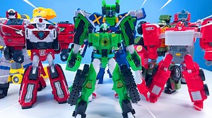 试玩各种变形机器人玩具视频，可变身成挖掘机、消防车和救护车