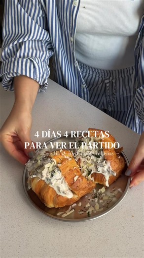 4 días, 4 recetas para ver el partido. Hoy, medialunas rellenas de “vitel tone” 🇦🇷 Mañana juega la selección a las 2 de la tarde así que vamos a simplificar el almuerzo y merienda con estas tremendas medialunas rellenas que hicimos junto a @Carne Argentina Ingredientes 500 gr de roast beef Sal, pimienta y pimentón 1 lt de agua o caldo Para la salsa: 1 taza de mayonesa, 3 anchoas, una cucharada de alcaparras, un chorro de leche o crema de leche, sal y pimienta Y obvio, medialunas! Que sean buen