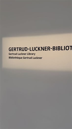 Kennt ihr schon die Getrud-Luckner-Bibliothek? 📚 ➡️Wer war Gertrud Luckner? Getrud Luckner unterstützte während der NS-Zeit zahlreiche als jüdisch Verfolgte. Sie überlebte das KZ Ravensbrück und setzte sich auch nach Kriegsende für ehemalige Verfolgte und die Verständigung zwischen Jüd*innen und Christ*innen ein. Ein Teil ihrer Privatbibliothek befindet sich nun im DZNS. ➡️Was gibt es in der Bibliothek? Hier findet ihr Literatur zur Geschichte des NS und des Holocaust, zur Nachkriegszeit, zu An
