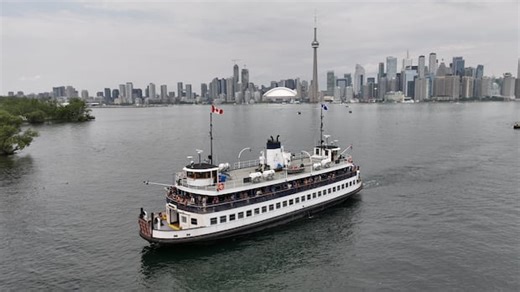 Torontonians frustrated at long lines for island ferry
