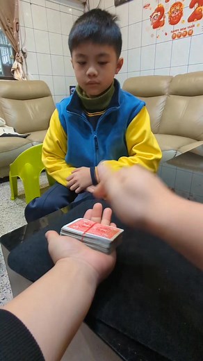 13K views · 32 reactions | Funny card and rubber band magic trick #reels #magic #魔術 #viral #fyp Daddytsaimagician | Daddytsaimagician | Facebook