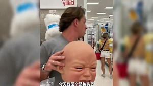 带着恐怖小孩子头套吓路人