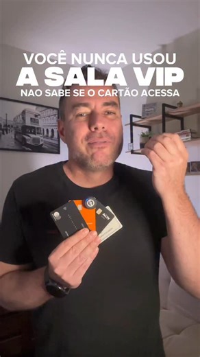 Vinicius Mello | Viagem e Dicas on Instagram: "✈️💳 COMO SABER SE SEU CARTÃO ACESSA A SALA VIP 🥘 🍾🍺🍷 📲 Baixe o App do Lounge Review (tem pra Android e iPhone). ✅ Faça seu cadastro e em Cartões de Crédito, adicione todos os seus cartões de crédito. Há e não se preocupe, pois aqui não precisa colocar os números dos cartão não. 👉 Agora só selecionar o Aeroporto, depois a Sala VIP e verificar se um dos seus cartões dá o acesso a SALA VIP desejada. 😱 Quantas vezes você já perdeu a chance de re