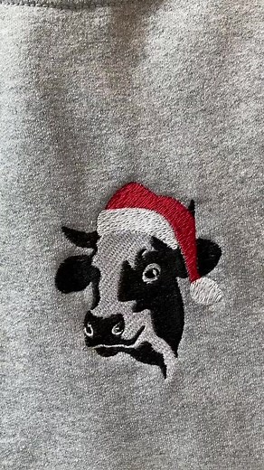 Replying to @🥁❤️ Van welk design moet er nog meer een voorbeeld komen? #kersttrui #kerst #borduren #borduurdesigns #smallbusiness #kleinbedrijfje #koe #trotsopdeboer #koeien