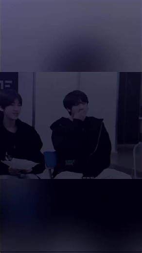 bagi yang gak ngerti : jadi....tuhhh ,lulu kan kalo manggap nutup mulut kann.. nah si papi gui ngikutin gerakan lulu lahh.. posisinya ituu rui juga ngikutin, tapi si papi gui kayak ngelirik ke rui mulu kayakkk.. gimana yahhh intinya ngecrusin rui diem² ngerti gak? nahh si qiqi kayakk tauu sesuatu... makannya diaa nunjuk² rui ke gui,tapii keburu digaplak sama gui disuruh diem aja.... awalnya sih junming kayakk ngelirik² papi mami nya jugaa, tapi sihan nyuruh junming diem kayak lagi jaga rahasia b