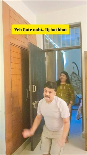 Normal gate ya horror sound machine? 😳😂"#vinnyvlog_06