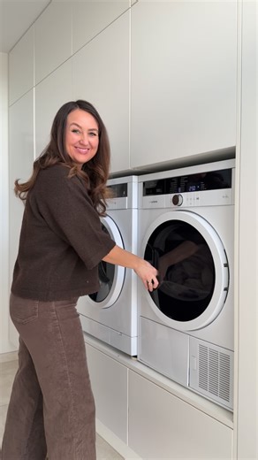 Melitza Gogios || Bolig | DIY | Rengøring | Tips & Tricks on Instagram: "SMART TRICK | Sådan får du din tørretumbler til at tørre hurtigere – og spare strøm ⚡️Og nej – det kræver hverken nye programmer eller dyrt udstyr. Jeg læste for nylig en artikel om et hack, der skulle få tørretumbleren til at arbejde hurtigere – og selvfølgelig måtte jeg teste det selv. Resultatet? Overraskende effektivt 👀👇 Smid et helt tørt håndklæde med i tørretumbleren sammen med dit våde tøj 👇 📌 Hvorfor det virker 