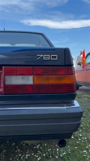 Cinq ans après l’arrêt de la commercialisation de la 262C, Volvo réitère sa confiance dans le carrossier italien Bertone pour développer un coupé sur la base de la berline 760. La Volvo 780 Bertone de la joue luxe… mais reste sa cible avec un peu plus de 8000 unités produites. | L'Automobile Ancienne