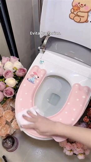 Se acabó el shock del asiento del inodoro frío. ❄️ ¿Ese golpe de hielo en una mañana de invierno? Desaparecido. Nuestra lujosa funda de asiento impermeable crea una barrera suave y reconfortante que bloquea el frío. Su acogedora comodidad, garantizada: no se necesita electricidad.  ¡Toca para disfrutar de una experiencia de baño más cálida! | Formsself home | Facebook