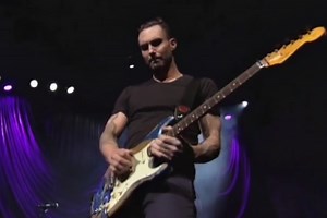 Urmărește-l pe Adam Levine cântând live "Purple Rain" - VIDEO